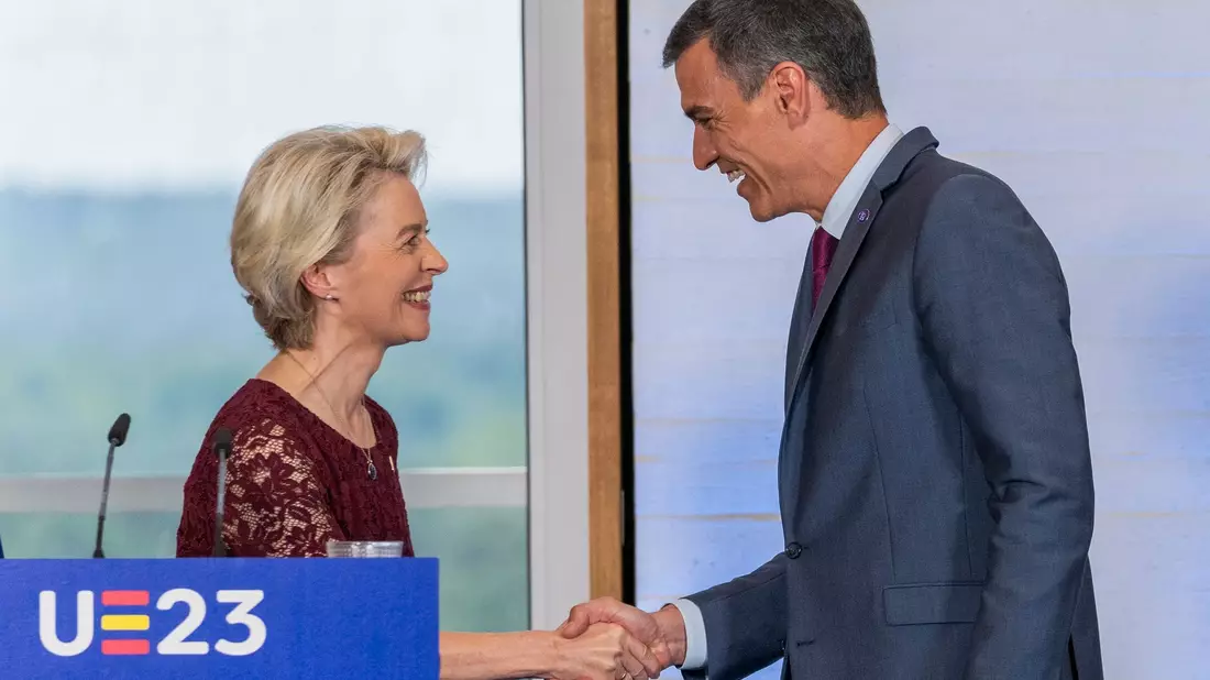 EU-Kommissionspräsidentin Ursula von der Leyen und der spanische Ministerpräsident Pedro Sánchez in Madrid. - Bild: Bernat Armangue/AP/dpa