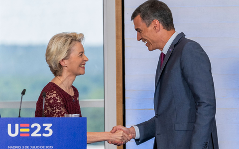 EU-Kommissionspräsidentin Ursula von der Leyen und der spanische Ministerpräsident Pedro Sánchez in Madrid. - Foto: Bernat Armangue/AP/dpa