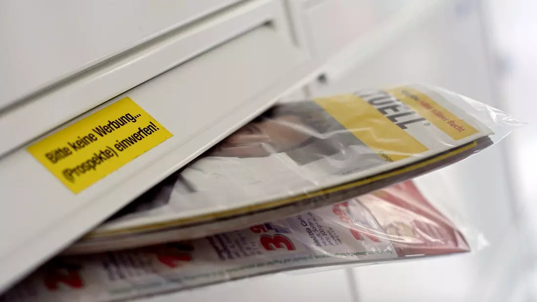 Gratis-Werbezeitung «Einkauf Aktuell» der Post. - Bild: Oliver Berg/dpa