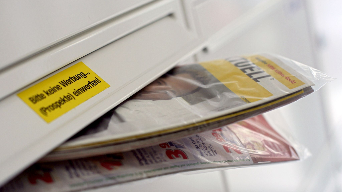 Gratis-Werbezeitung «Einkauf Aktuell» der Post. - Foto: Oliver Berg/dpa