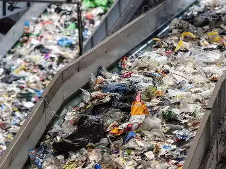 Unsortierter Müll überwiegend aus dem sogenannten «Gelben Säcken» läuft in einer Sortieranlage für Leichtverpackungen über verschiedene Förderbänder. - Foto: Bernd Thissen/dpa