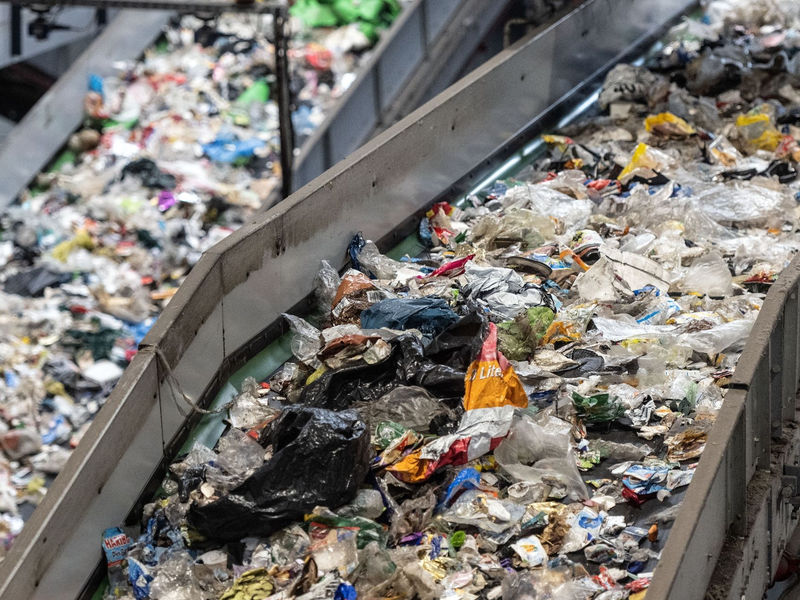 Unsortierter Müll überwiegend aus dem sogenannten «Gelben Säcken» läuft in einer Sortieranlage für Leichtverpackungen über verschiedene Förderbänder. - Foto: Bernd Thissen/dpa