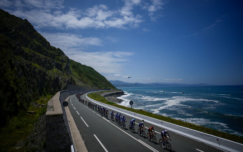 Das Fahrerfeld während der dritten Etappe. - Foto: Daniel Cole/AP/dpa