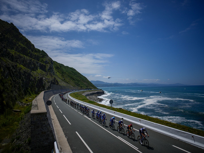 Das Fahrerfeld während der dritten Etappe. - Foto: Daniel Cole/AP/dpa