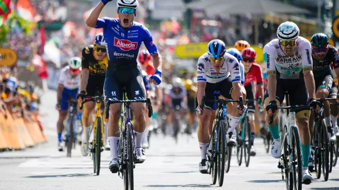 Phil Bauhaus (r) musste sich im Sprint knapp geschlagen geben. - Bild: Daniel Cole/AP/dpa