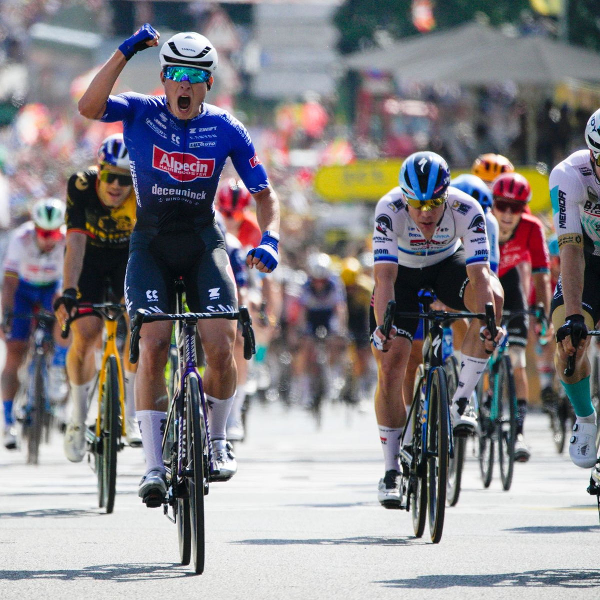 Phil Bauhaus (r) musste sich im Sprint knapp geschlagen geben. - Foto: Daniel Cole/AP/dpa