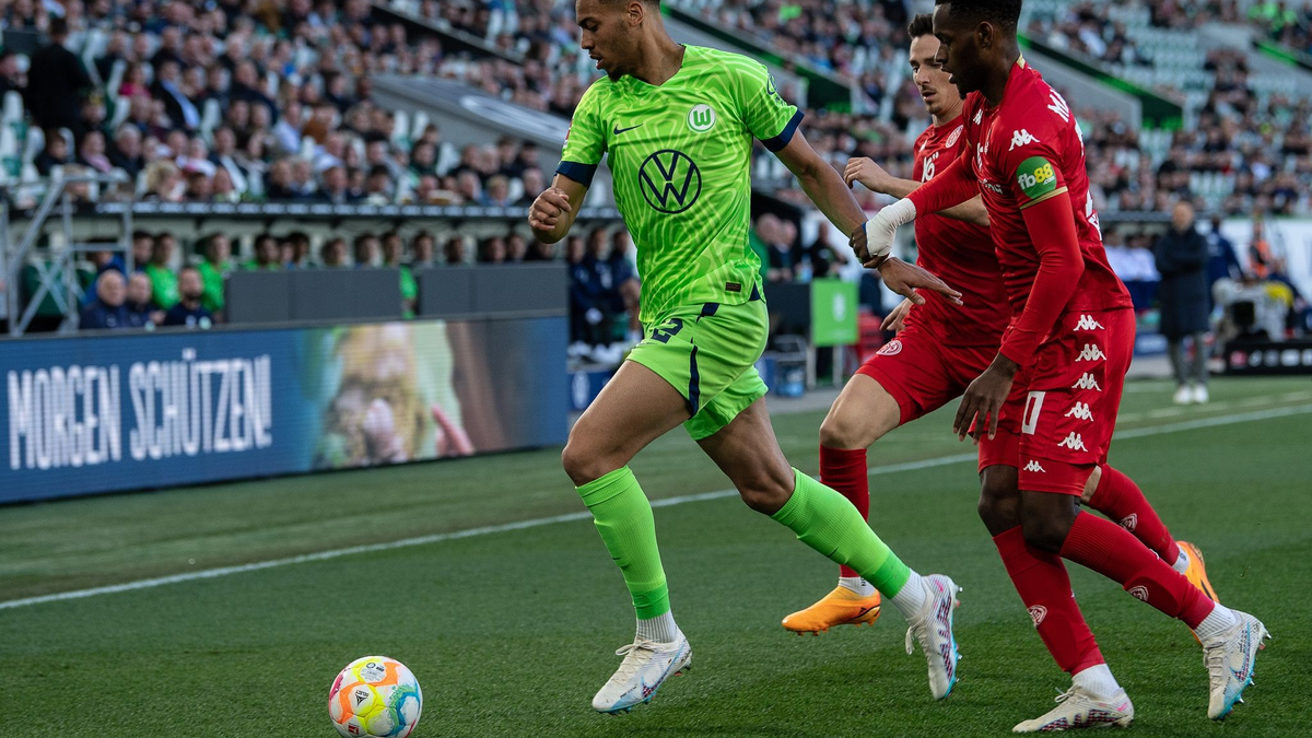 Hat beim BVB einen Vertrag bis 2028 unterschrieben: Felix Nmecha (l). - Foto: Swen Pförtner/dpa