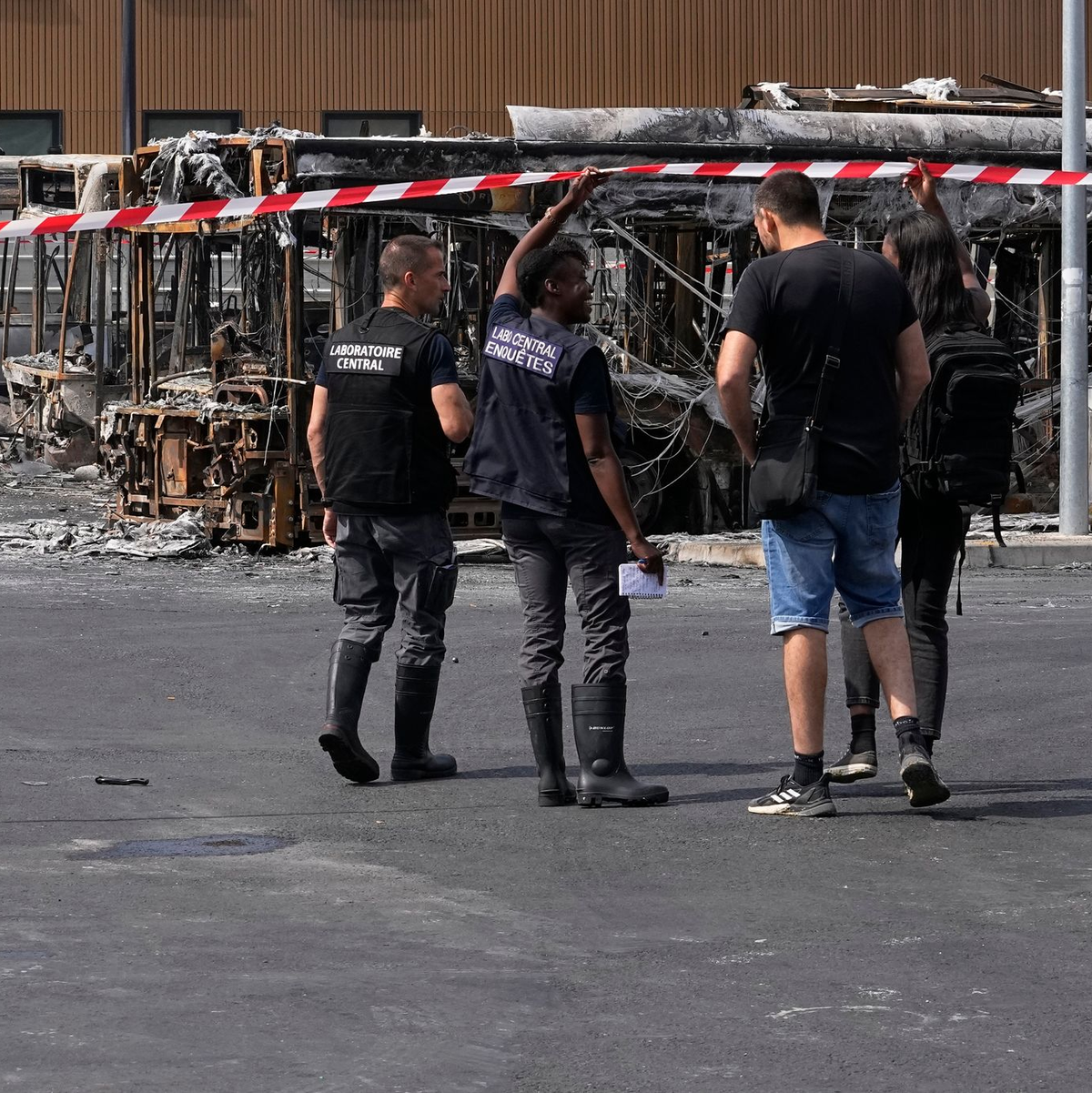 Schäden im französischen in Aubervilliers nach den Krawallen infolge von Polizeigewalt. - Foto: Michel Euler/AP/dpa