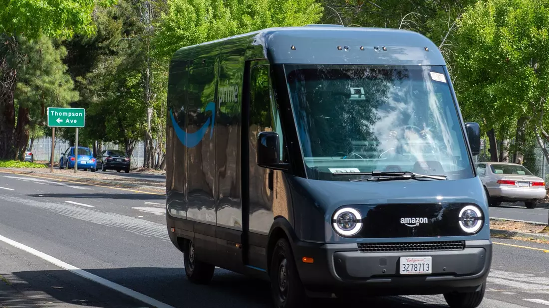 Ein speziell für Amazon entwickelter Elektro-Lieferwagen des Herstellers Rivian ist im Silicon Valley unterwegs. - Bild: Andrej Sokolow/dpa
