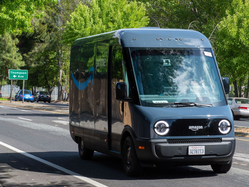Ein speziell für Amazon entwickelter Elektro-Lieferwagen des Herstellers Rivian ist im Silicon Valley unterwegs. - Foto: Andrej Sokolow/dpa
