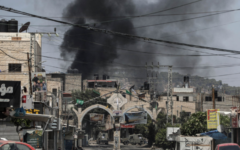 Rauch steigt nach israelischen Angriffen über Dschenin auf. - Foto: Ayman Nobani/dpa