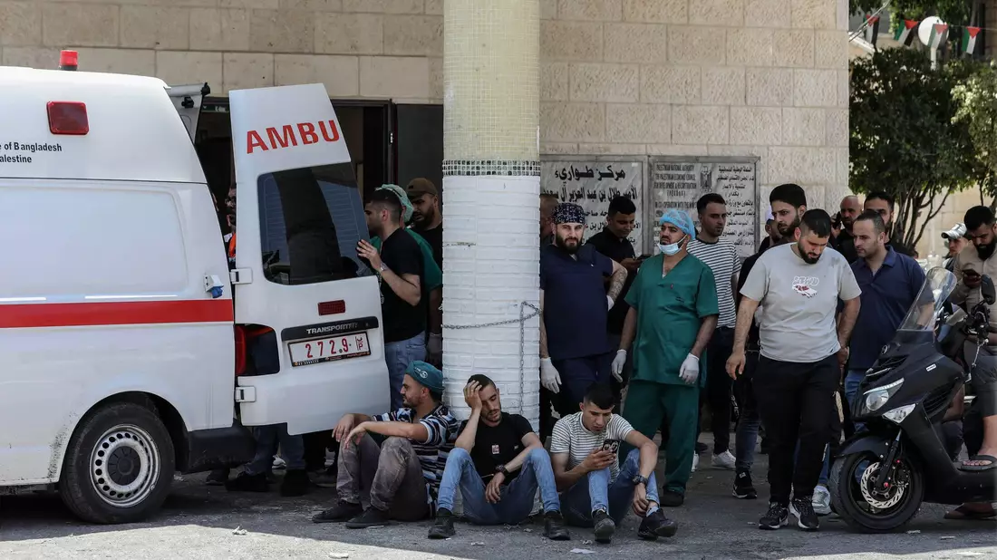 Sanitäter transportieren Verletzte zu einem Krankenhaus in Dschenin. - Bild: Ayman Nobani/dpa