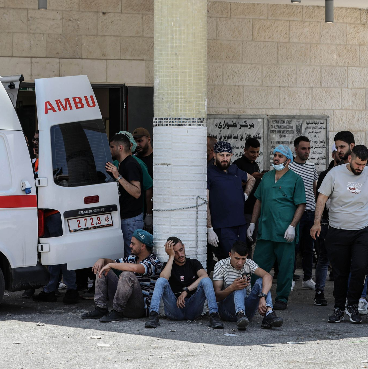Sanitäter transportieren Verletzte zu einem Krankenhaus in Dschenin. - Foto: Ayman Nobani/dpa