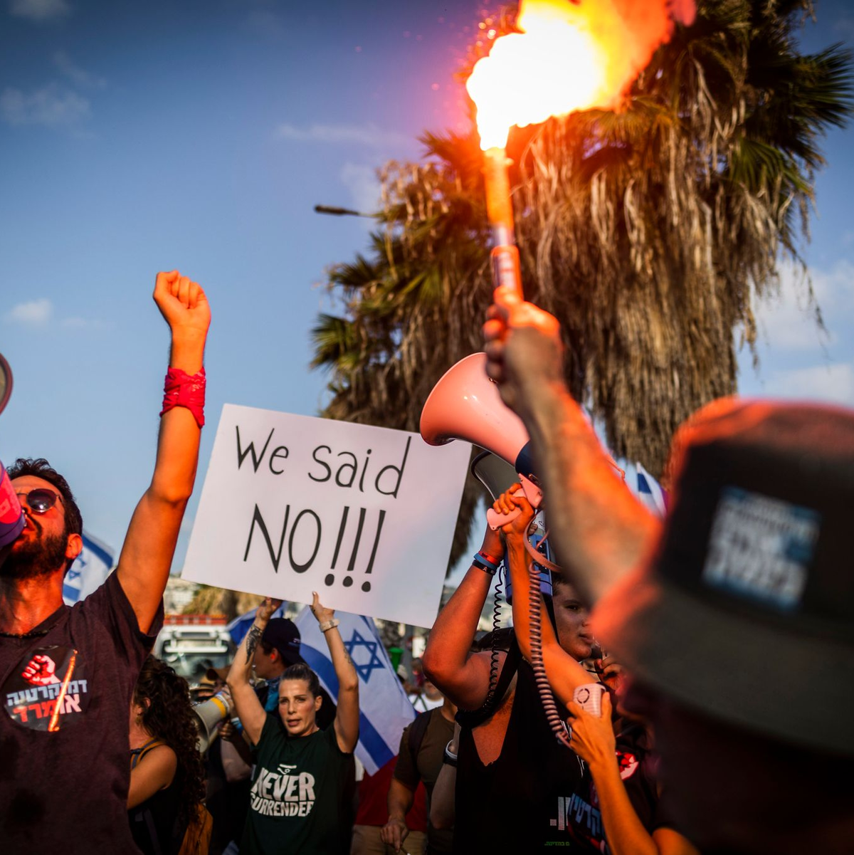 Während einer Kundgebung gegen die geplante Justizreform der israelischen Regierung blockieren Polizisten am Flughafen Ben Gurion Demonstranten. - Foto: Ilia Yefimovich/dpa