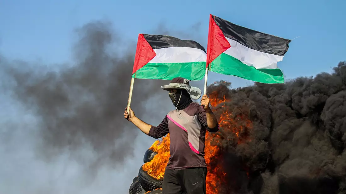 Im östlichen Gazastreifen protestieren Palästinenser gegen den andauernden israelischen Angriff auf die Stadt Dschenin im Westjordanland. - Bild: Ahmad Hasaballah/IMAGESLIVE via ZUMA Press Wire/dpa