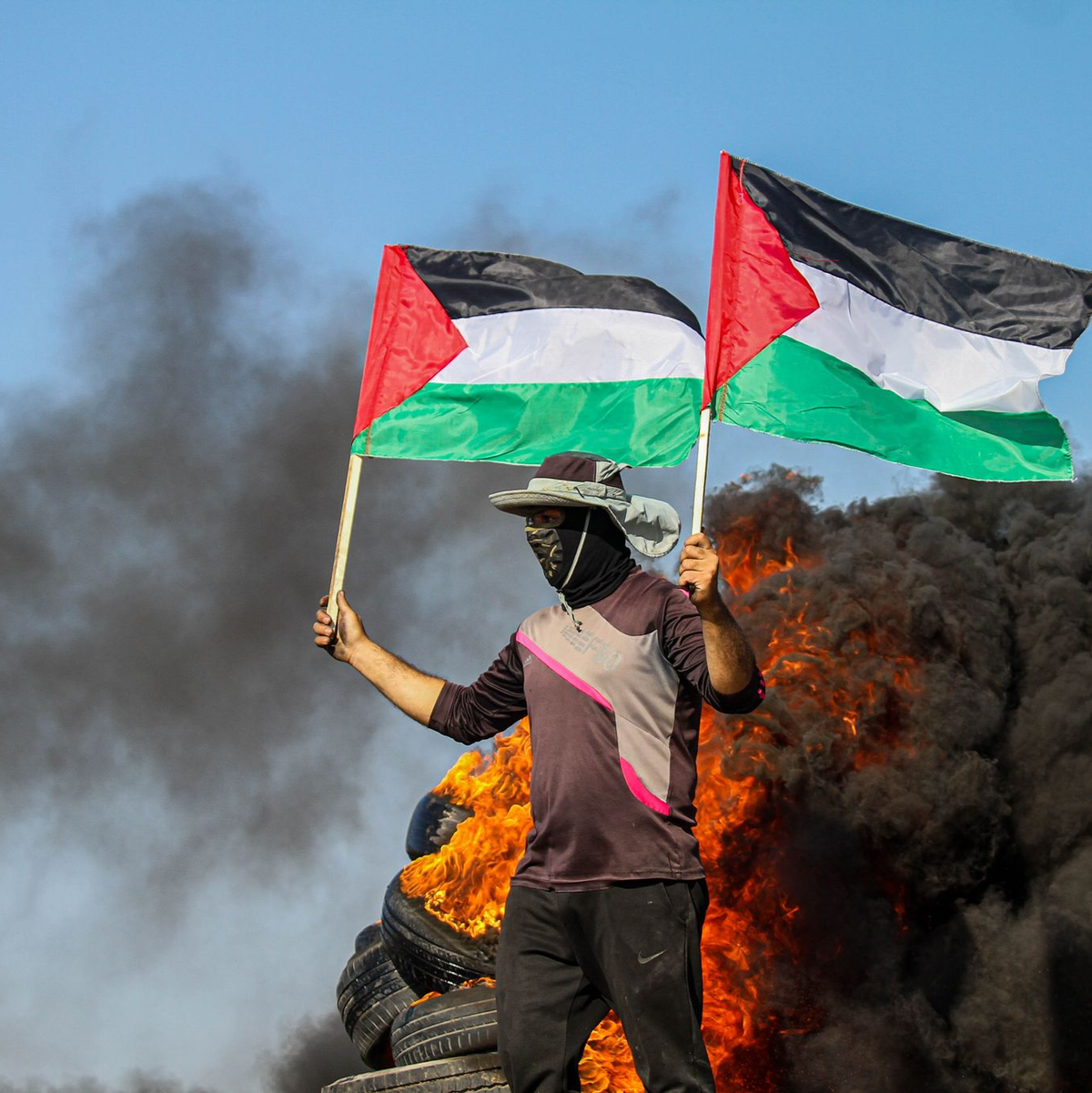 Im östlichen Gazastreifen protestieren Palästinenser gegen den andauernden israelischen Angriff auf die Stadt Dschenin im Westjordanland. - Foto: Ahmad Hasaballah/IMAGESLIVE via ZUMA Press Wire/dpa