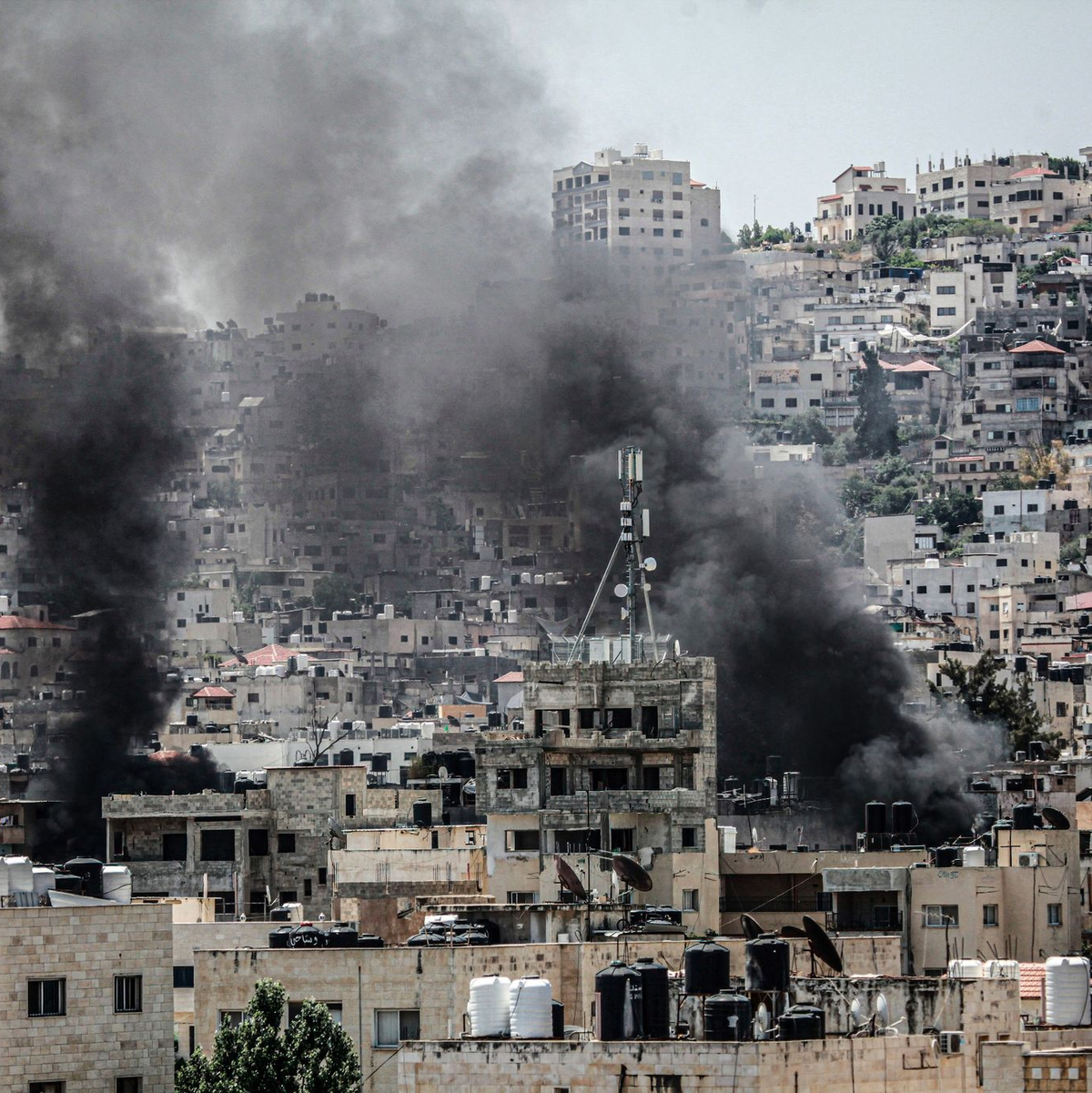 Rauch steigt über dem Flüchtlingslager in Dschenin auf. - Foto: Nasser Ishtayeh/SOPA Images via ZUMA Press Wire/dpa