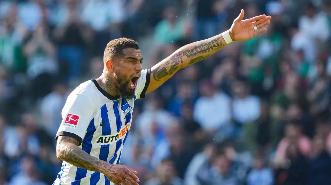 Herthas Kevin Prince Boateng treibt kurz vor Spielende seine Mitspieler an. Der Nationalspieler sieht vor der Heim-EM noch viel Arbeit vor der deutschen Fußball-Elf. - Bild: Soeren Stache/dpa