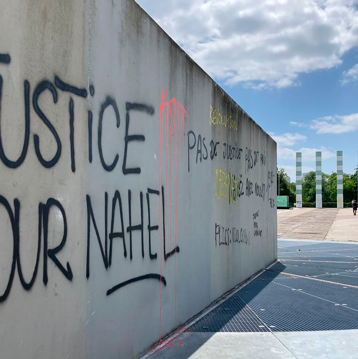 Ein Graffiti mit der Aufschrift «Gerechtigkeit für Nahel» wurde auf ein Denkmal zum Gedenken an die Opfer des Holocaust gesprüht. - Foto: Cara Anna/AP/dpa
