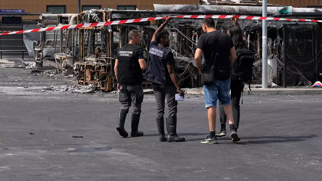 Schäden im französischen in Aubervilliers nach den Krawallen. - Bild: Michel Euler/AP/dpa