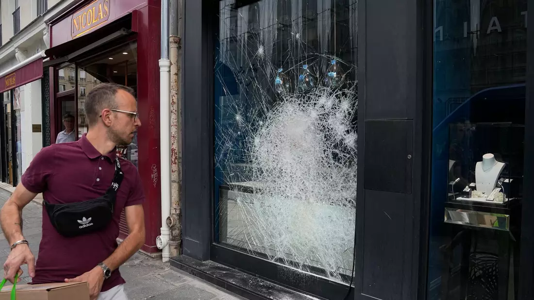 Auch in Paris kam es infolge der Krawalle zu Schäden. - Bild: Michel Euler/AP/dpa