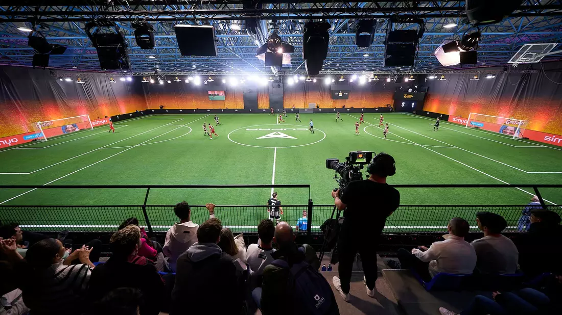 Blick auf die Cupra Arena in Barcelona während eines Spiels der Kings League. - Bild: Manuel Queimadelos/Kings League InfoJobs/dpa