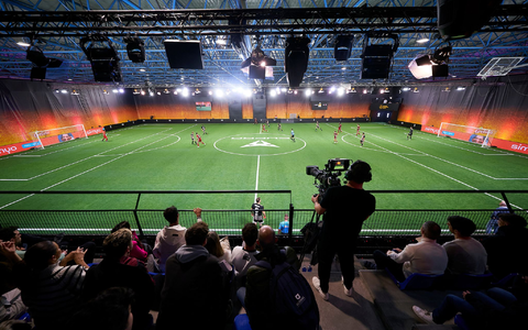 Blick auf die Cupra Arena in Barcelona während eines Spiels der Kings League. - Foto: Manuel Queimadelos/Kings League InfoJobs/dpa