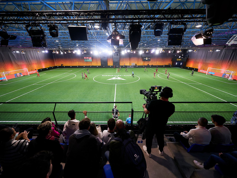 Blick auf die Cupra Arena in Barcelona während eines Spiels der Kings League. - Foto: Manuel Queimadelos/Kings League InfoJobs/dpa