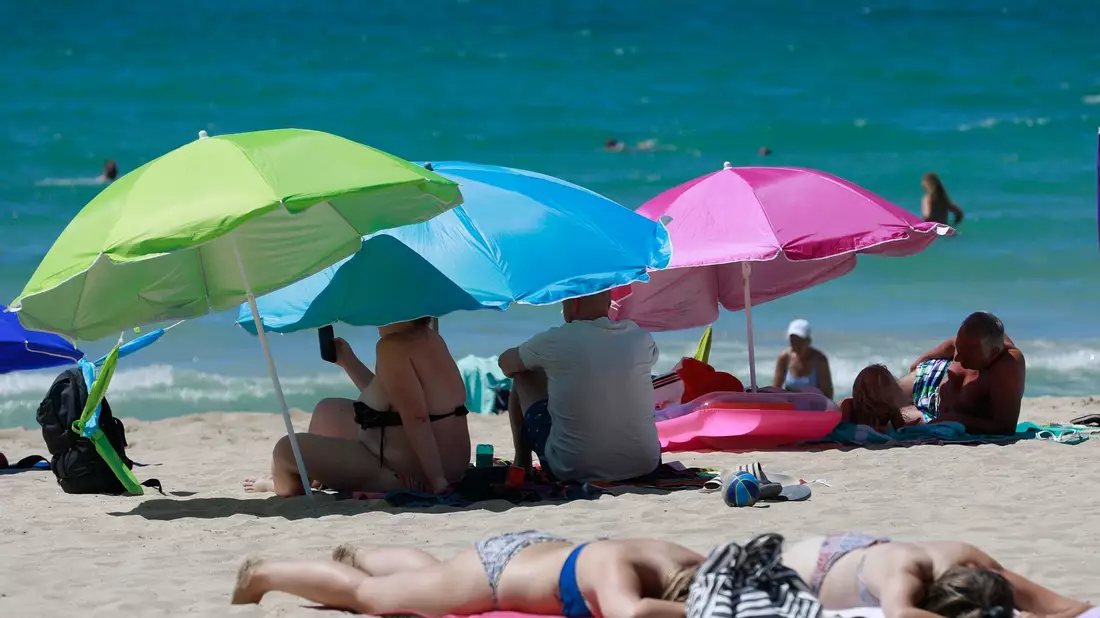 In Westdeutschland erhalten die Tarifbeschäftigten mit im Schnitt 1648 Euro Urlaubsgeld deutlich mehr als die Menschen im Osten mit 1169 Euro. - Bild: Clara Margais/dpa