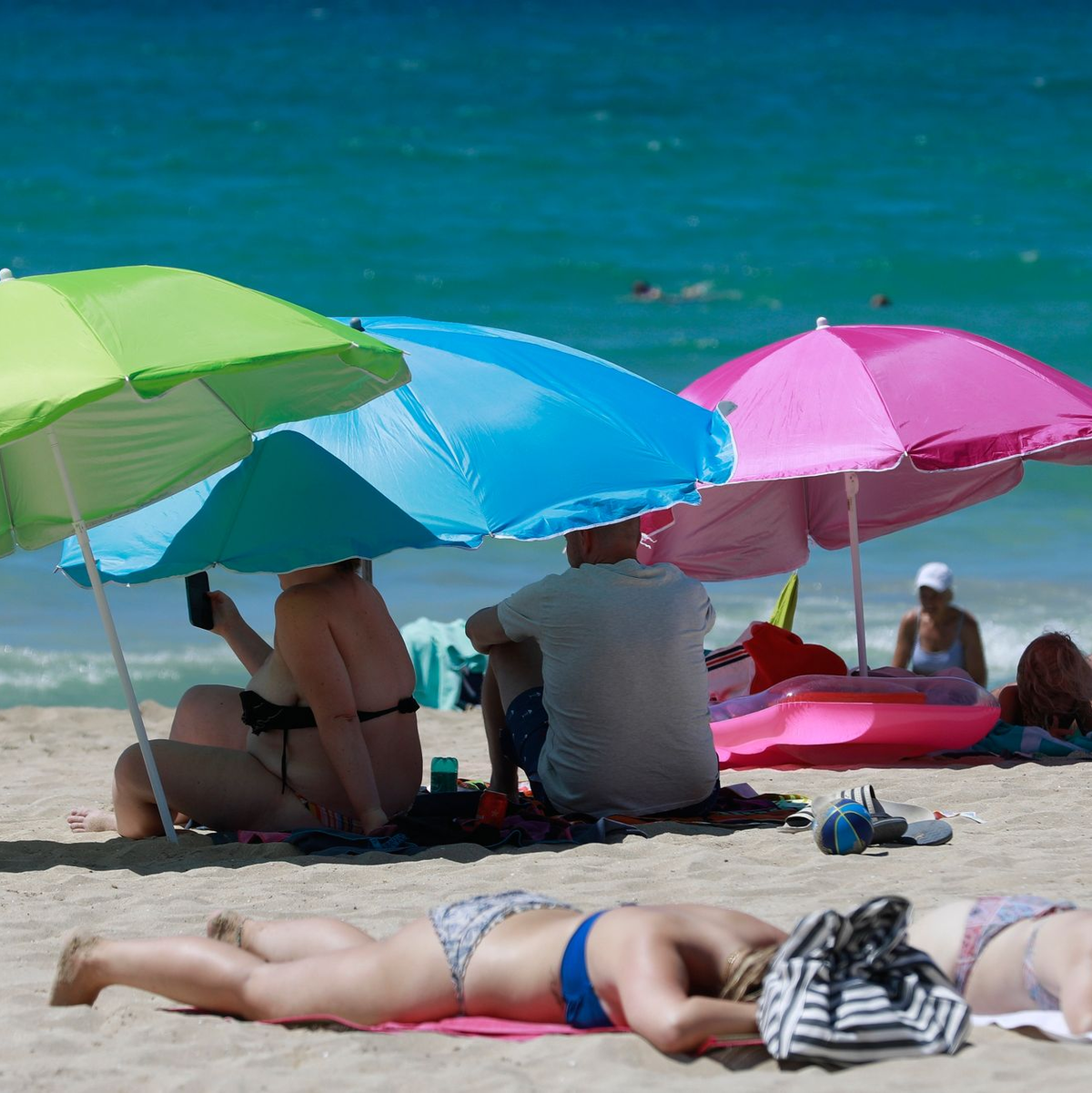 In Westdeutschland erhalten die Tarifbeschäftigten mit im Schnitt 1648 Euro Urlaubsgeld deutlich mehr als die Menschen im Osten mit 1169 Euro. - Foto: Clara Margais/dpa