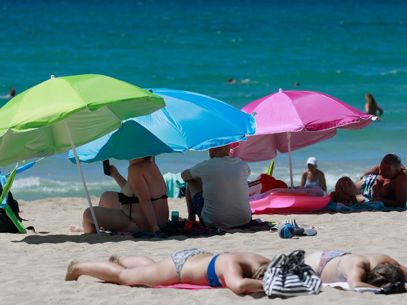 In Westdeutschland erhalten die Tarifbeschäftigten mit im Schnitt 1648 Euro Urlaubsgeld deutlich mehr als die Menschen im Osten mit 1169 Euro. - Foto: Clara Margais/dpa