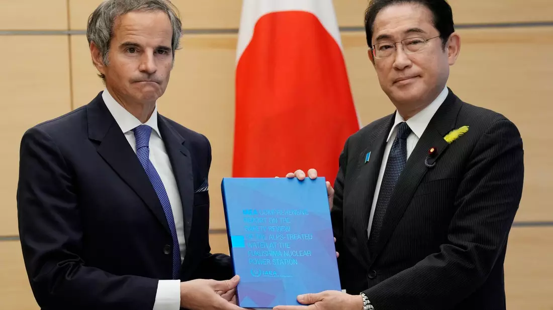 IAEA-Generaldirektor Rafael Grossi (l) überreicht Japans Ministerpräsident Fumio Kishida den Abschlussbericht der Internationalen Atomenergiebehörde. - Bild: Eugene Hoshiko/Pool AP/AP/dpa