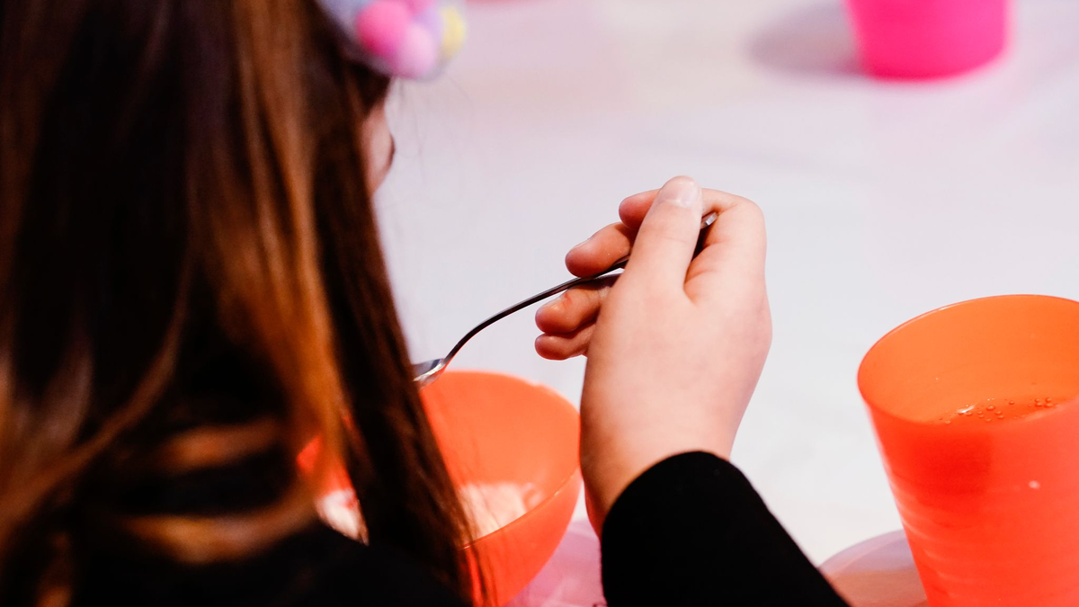Ein Kind isst bei der Mannheimer Kindervesperkirche (Symbolbild). Laut Familienministerin Paus soll mit der Einführung der Kindergrundsicherung Kinderarmut in Deutschland effektiv bekämpft werden. - Foto: Uwe Anspach/dpa