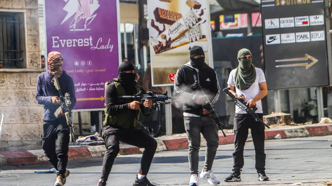 Bewaffnete Palästinenser schießen während der Razzia im Flüchtlingslager Dschenin auf israelische Armeekräfte. - Bild: Nasser Ishtayeh/SOPA Images via ZUMA Press Wire/dpa