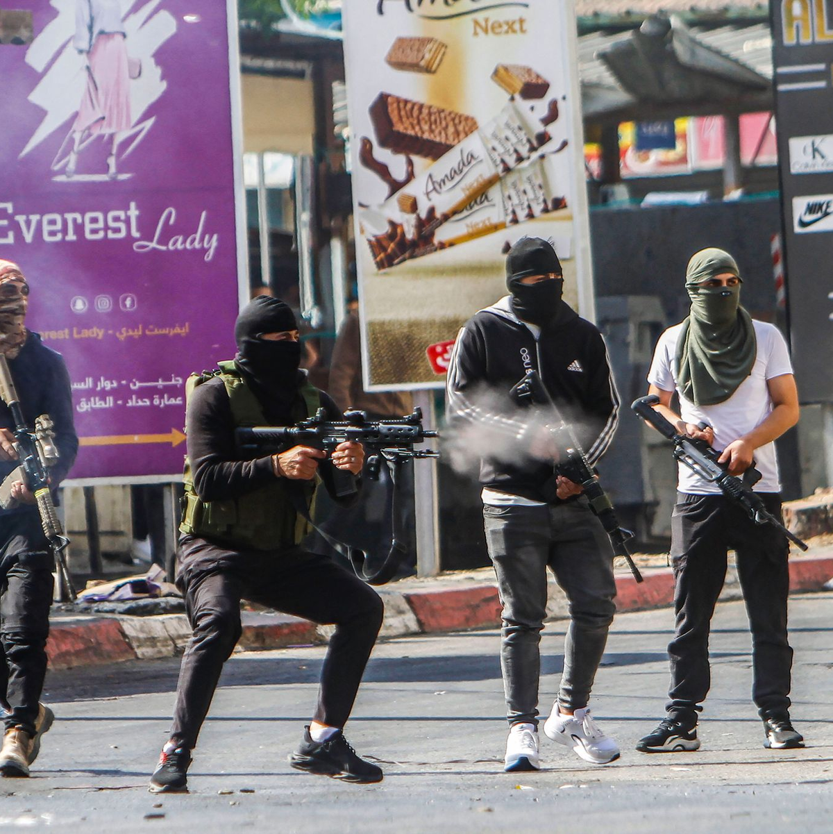 Bewaffnete Palästinenser schießen während der Razzia im Flüchtlingslager Dschenin auf israelische Armeekräfte. - Foto: Nasser Ishtayeh/SOPA Images via ZUMA Press Wire/dpa