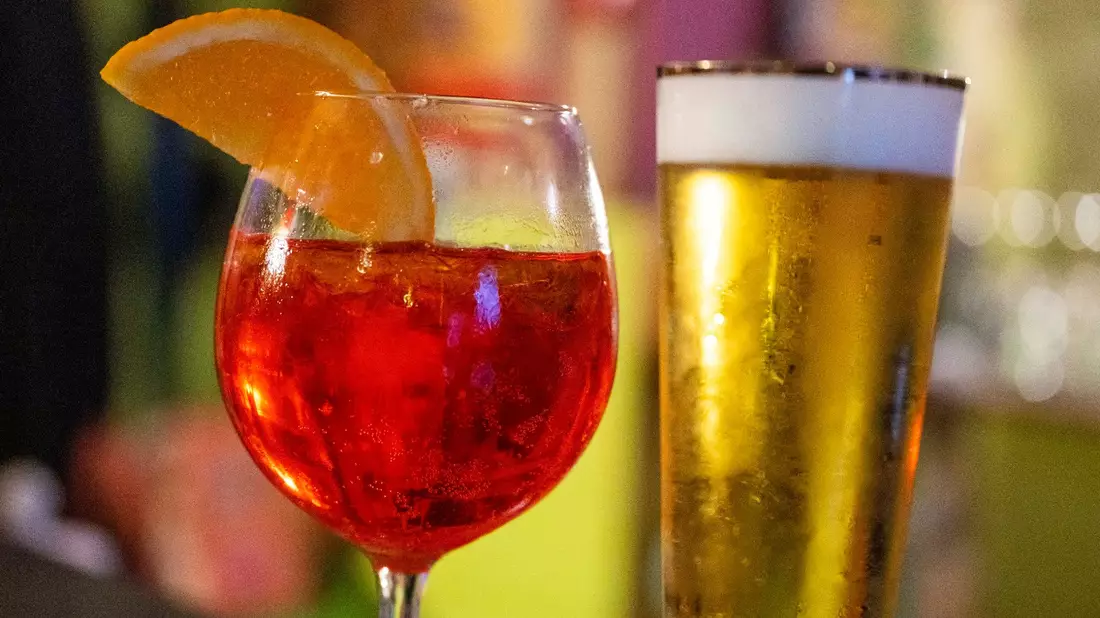 Den Aperol Spritz und das alkoholfreie Bier wird man in diesem Sommer sicherlich häufiger in Biergärten und Café-Terrassen sehen. - Bild: Christophe Gateau/dpa