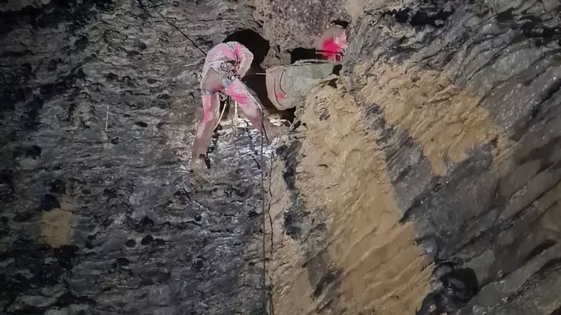 An einigen Stellen müssen sich die Retter tief abseilen. - Bild: Berg- und Höhlenrettung Italien/dpa