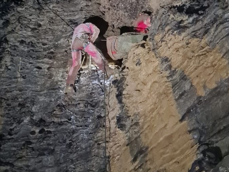 An einigen Stellen müssen sich die Retter tief abseilen. - Foto: Berg- und Höhlenrettung Italien/dpa