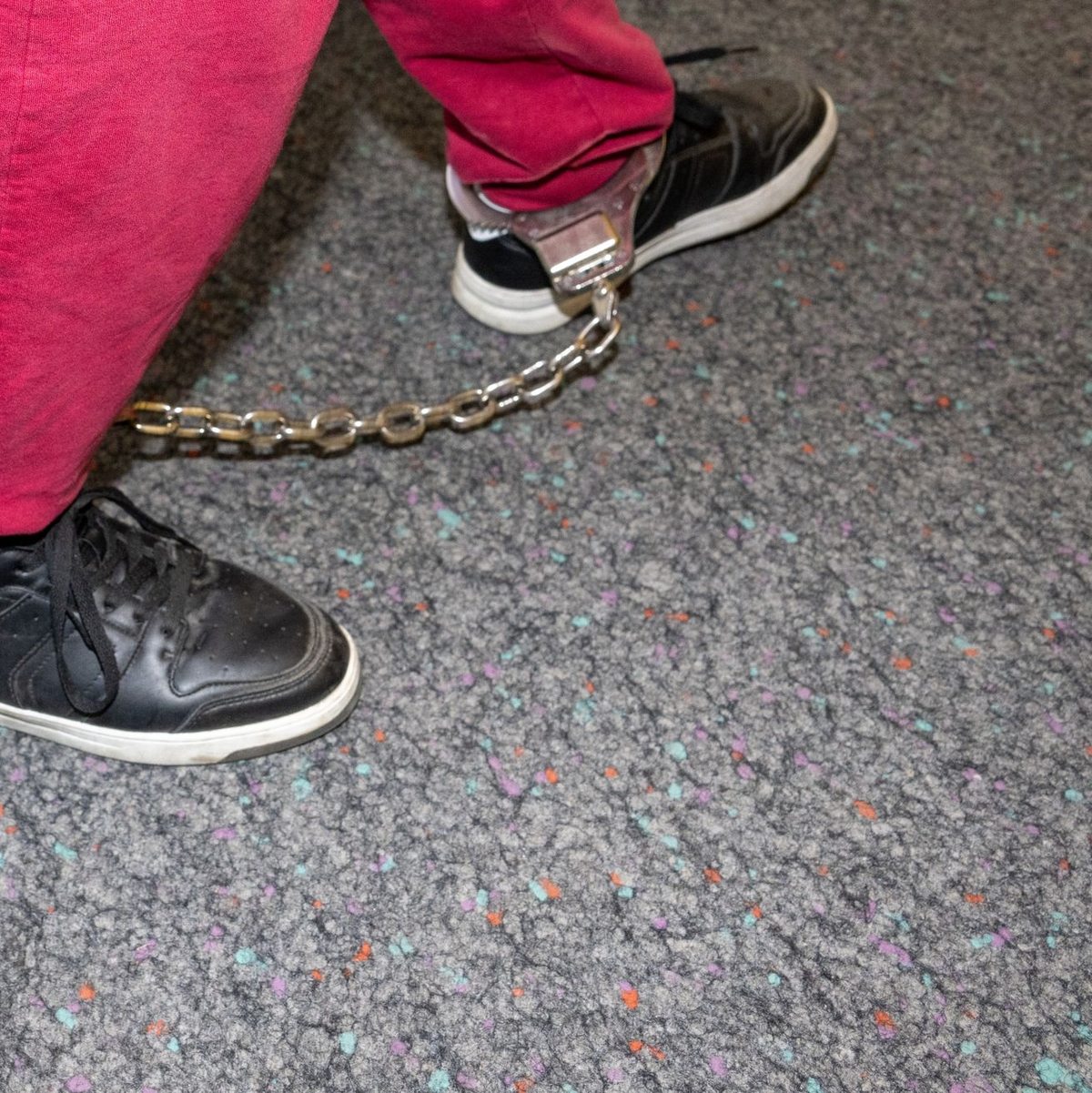 Der Angeklagte wird in den Verhandlungssaal des Landgerichts geführt. - Foto: Stefan Puchner/dpa