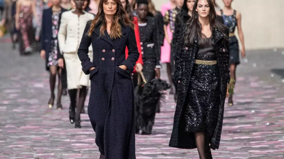 Die Show wurde von der langjährigen Chanel-Muse Caroline de Maigret (l) eröffnet. - Bild: Christophe Ena/AP