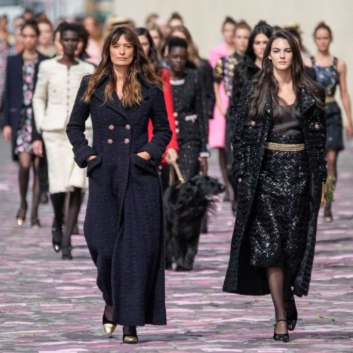 Die Show wurde von der langjährigen Chanel-Muse Caroline de Maigret (l) eröffnet. - Foto: Christophe Ena/AP