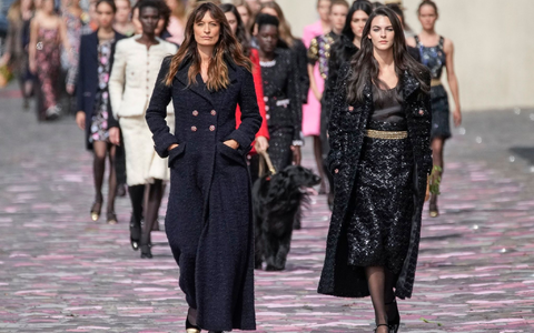 Die Show wurde von der langjährigen Chanel-Muse Caroline de Maigret (l) eröffnet. - Foto: Christophe Ena/AP