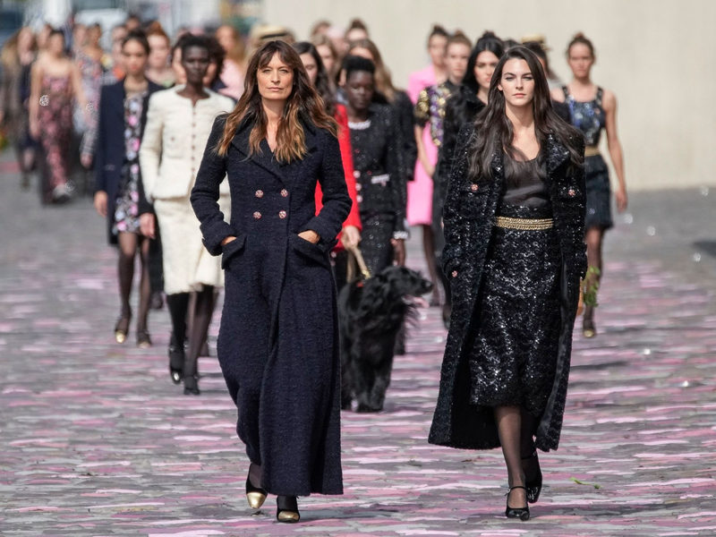 Die Show wurde von der langjährigen Chanel-Muse Caroline de Maigret (l) eröffnet. - Foto: Christophe Ena/AP