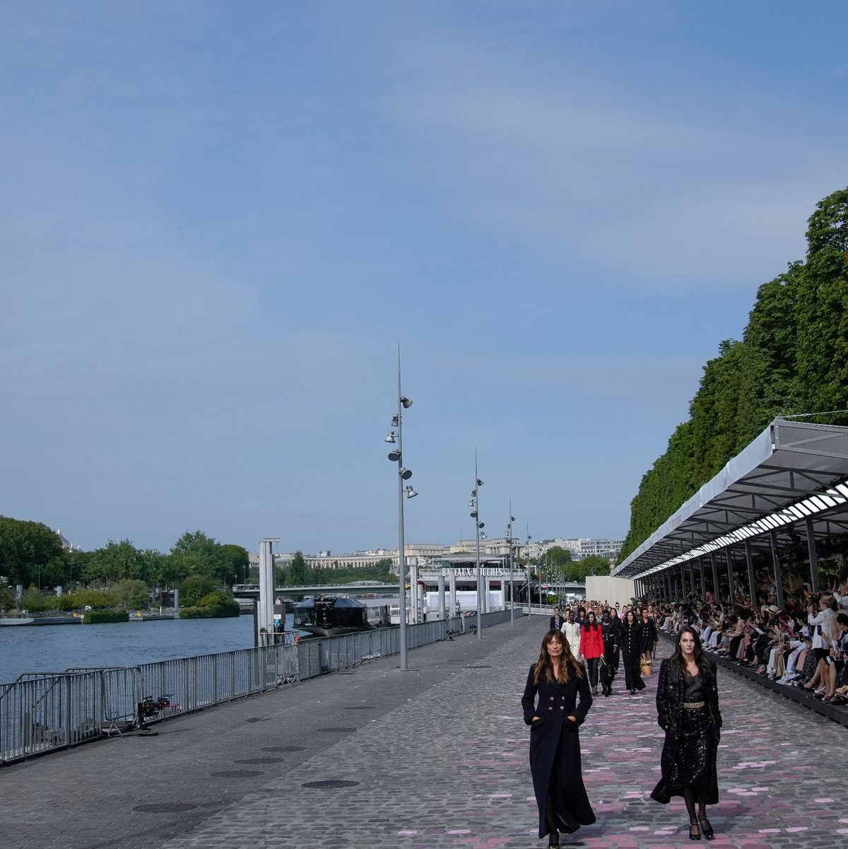 In Paris zeigt Chanel seine neue Haute-Couture-Kollektion für den kommenden Herbst/Winter. - Foto: Christophe Ena/AP/dpa