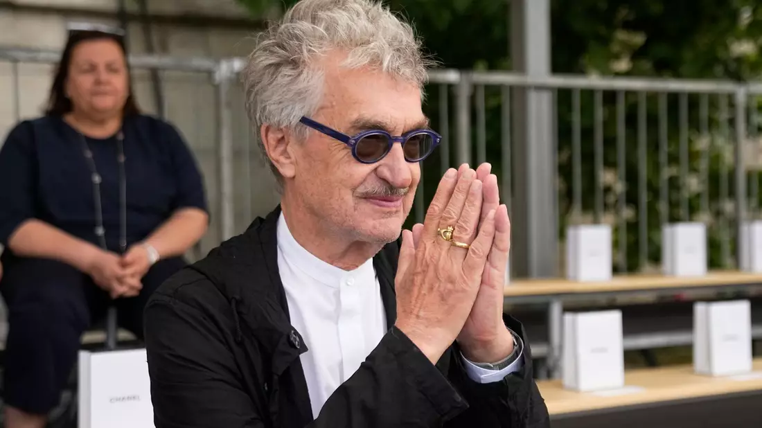 Wim Wenders gehört zu den hochkarätigen Gästen der Chanel-Show. - Bild: Michel Euler/AP/dpa