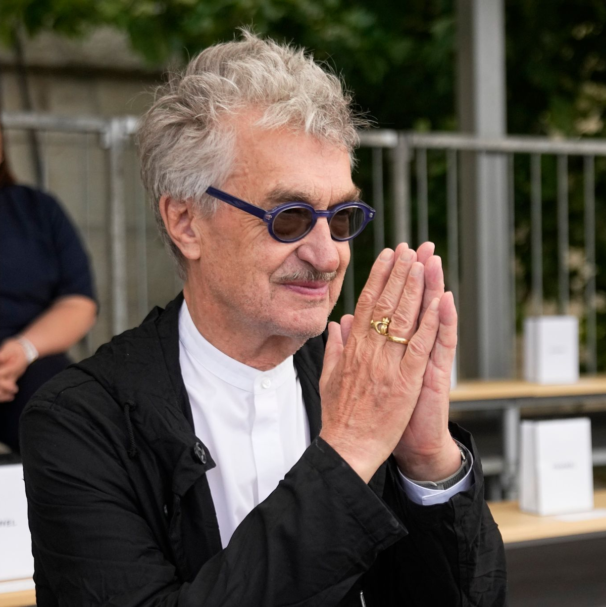 Wim Wenders gehört zu den hochkarätigen Gästen der Chanel-Show. - Foto: Michel Euler/AP/dpa