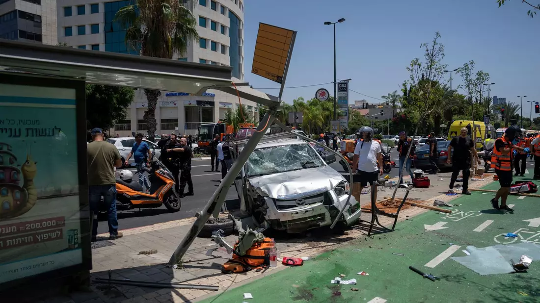 Israelische Sicherheitskräfte sind am Ort des mutmalichen Anschlags in Tel Aviv im Einsatz. - Bild: Oded Balilty/AP/dpa