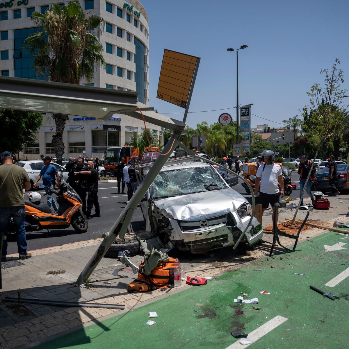 Israelische Sicherheitskräfte sind am Ort des mutmalichen Anschlags in Tel Aviv im Einsatz. - Foto: Oded Balilty/AP/dpa