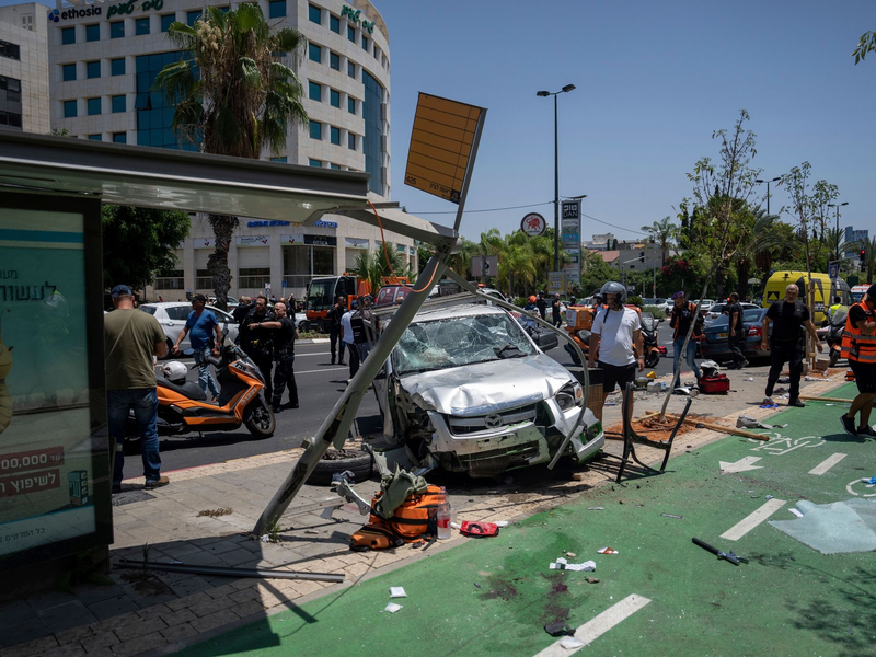 Israelische Sicherheitskräfte sind am Ort des mutmalichen Anschlags in Tel Aviv im Einsatz. - Foto: Oded Balilty/AP/dpa