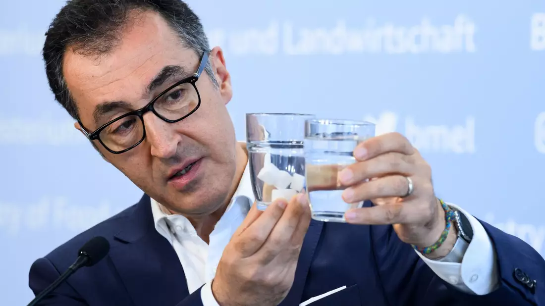 «Fertigprodukte für Kinder und Erwachsene müssen gesünder werden», sagt Cem Özdemir. - Bild: Bernd von Jutrczenka/dpa